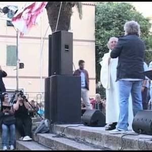 Prete interrompe il comizio di Beppe Grillo ad Alghero
